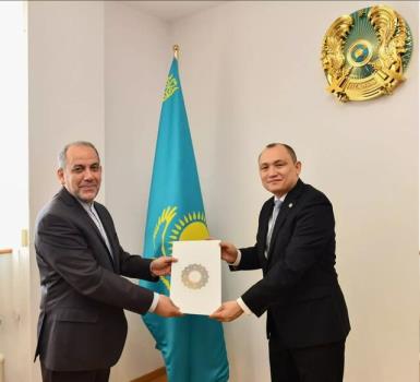 تقدیم رونوشت استوارنامه سفیر جدید کشورمان در قزاقستان به یک مقام وزارت خارجه این کشور