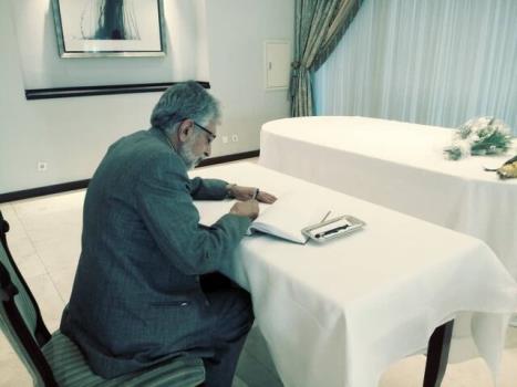 امضای دفتر یادبود شینزو آبه از طرف حداد عادل