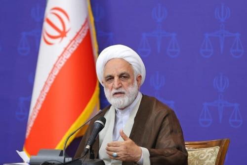 دشمن از هر طریق درحال وارد کردن فشار اقتصادی به کشور است